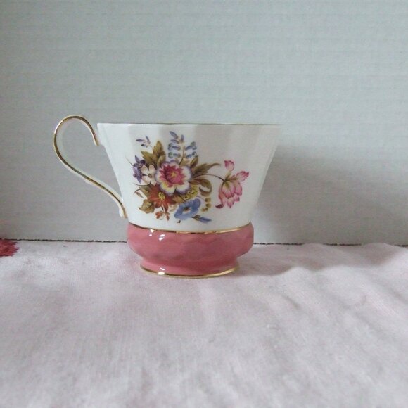 Aynsley teacup and saucer pastel pink and floral pattern vintage fine bone china - Picture 7 of 11